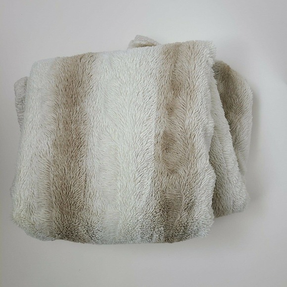 Dkny Other - DKNY Faux Fur Wide Stripe 50"X60" Throw Blanket Cream Tan Sherpa